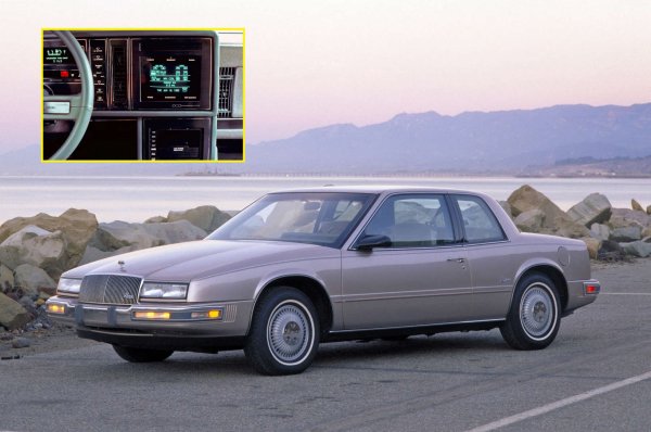 Buick е първият автомобилен производител, който предлага сензорен екран в серийно произвеждан модел. Riviera от седмо поколение е по-малка и по-технологична от предшественика си, защото компанията иска да привлече по-младите купувачи. Неговата най-необичайна характеристика в ерата, когато Nintendo Entertainment System се смят за авангардна, е 9,0-инчов сензорен екран , вграден в арматурното табло. Това е примитивна информационно-развлекателна система, наречена Graphic Control Center (GCC). 

Шофьорите могат да натискат екрана, за да регулират силата на звука на радиото и да настроят климатичния контрол, наред с други функции. GCC също предостави ключова информация като количеството гориво, останало в резервоара. Buick подобрява технологията през 80-те години на миналия век, а дъщерната компания Oldsmobile получава своя собствена версия през 1990 г., но шофьорите твърдят, че това е опасно разсейване. Изчезва през 90-те години.
